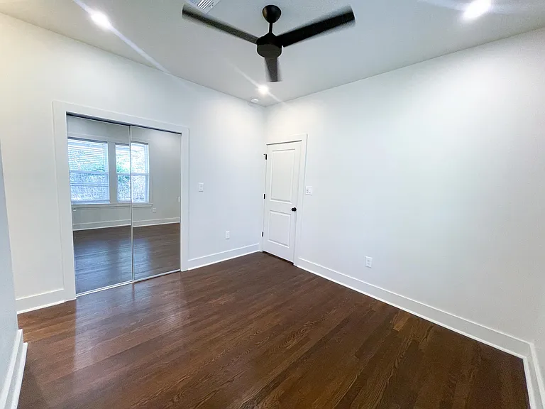 305 E 32nd St — Photo 32