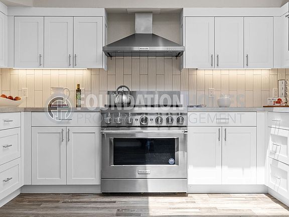 4th image of 32 Parkwood Ave