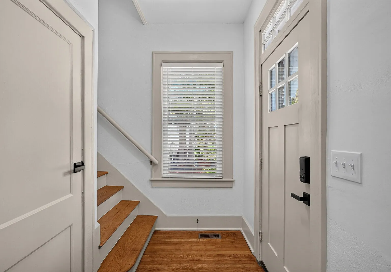 2 bed, 1.0 bath, 1242 sqft, $2,400 — Photo 4