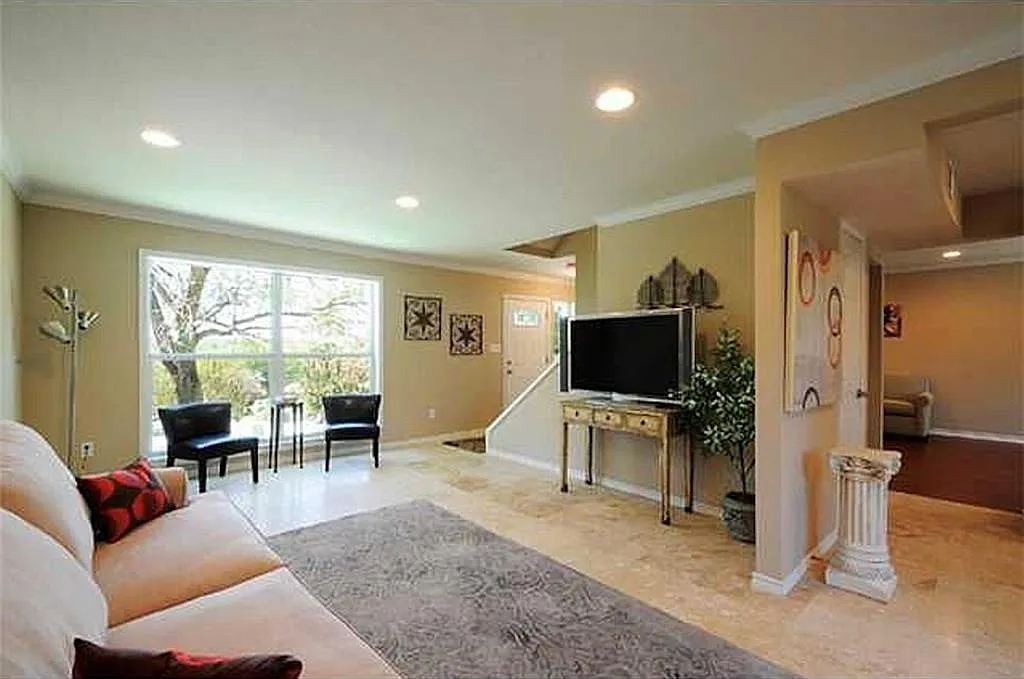 3 bed, 2.5 bath, 1716 sqft, $2,500 — Photo 2