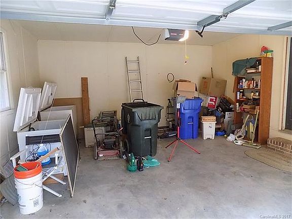 3rd image of 904 Wildwood Dr