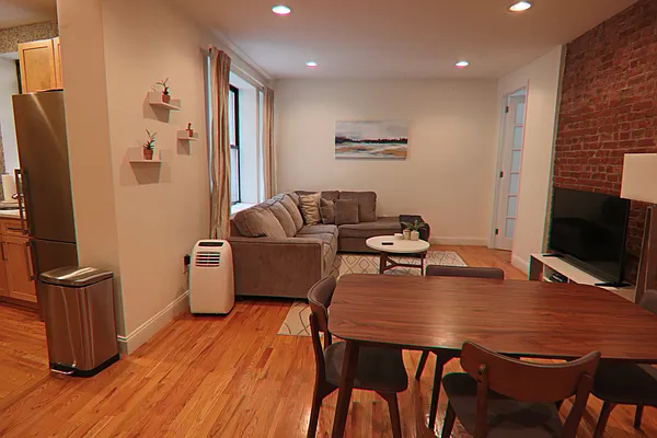 Rented by PMG Real Estate  | media 50