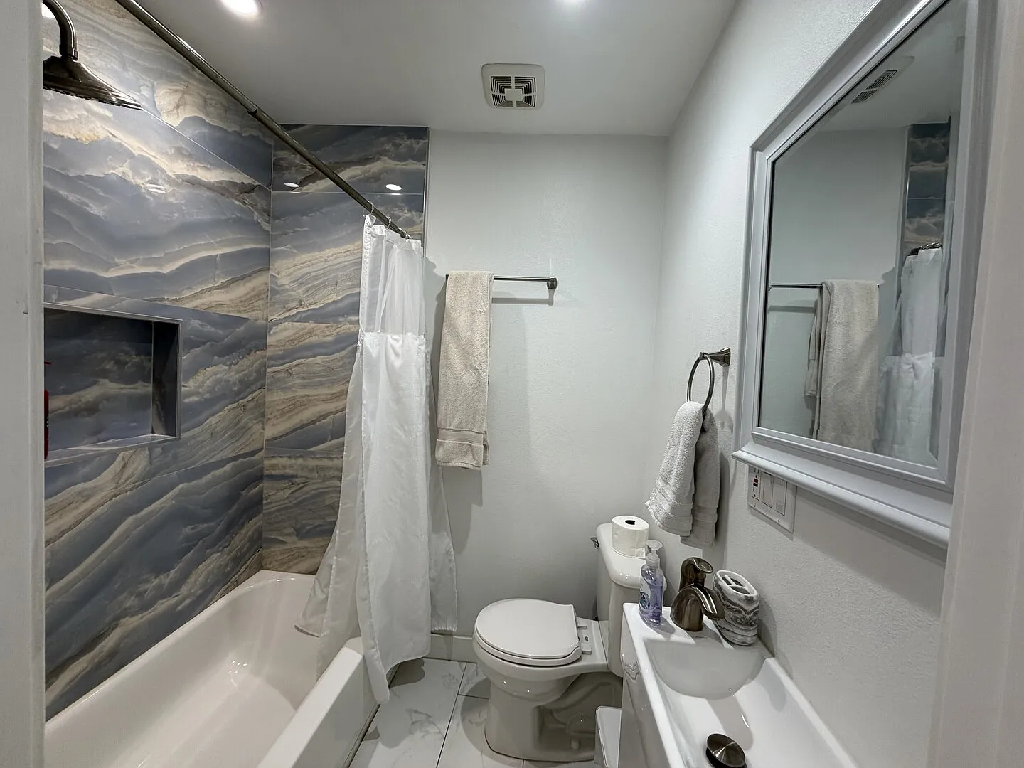 Private Fully Fenced Backyard, 2 Bedroom 2 Bathroom near Culver City — Photo 2