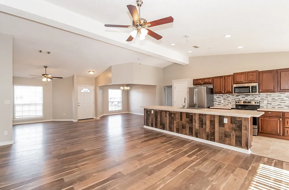 3 bed, 2.0 bath, 1605 sqft, $1,945 — Photo 3
