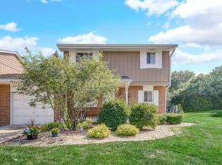 1010 Heathrow Ct, Wheaton, IL 60189