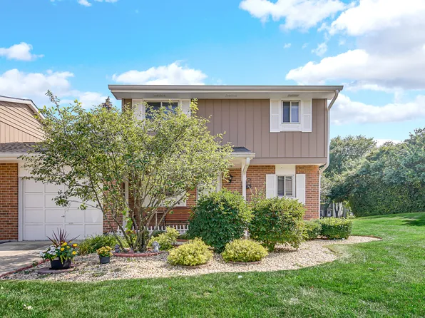 1010 Heathrow Ct, Wheaton, IL 60189