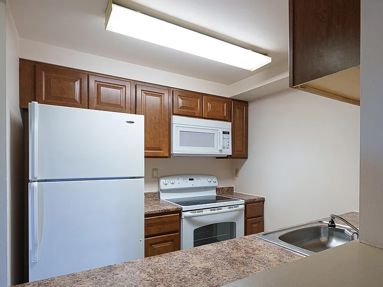 Oxford Court Apartments — Photo 12