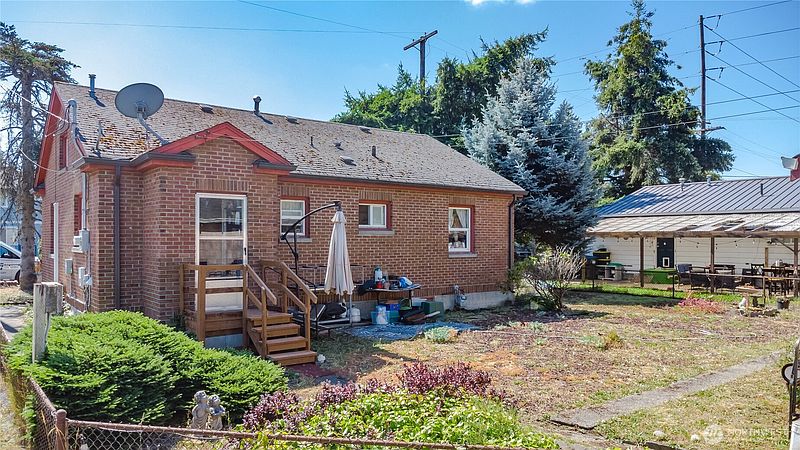 3rd image of 303 3rd Street NE
