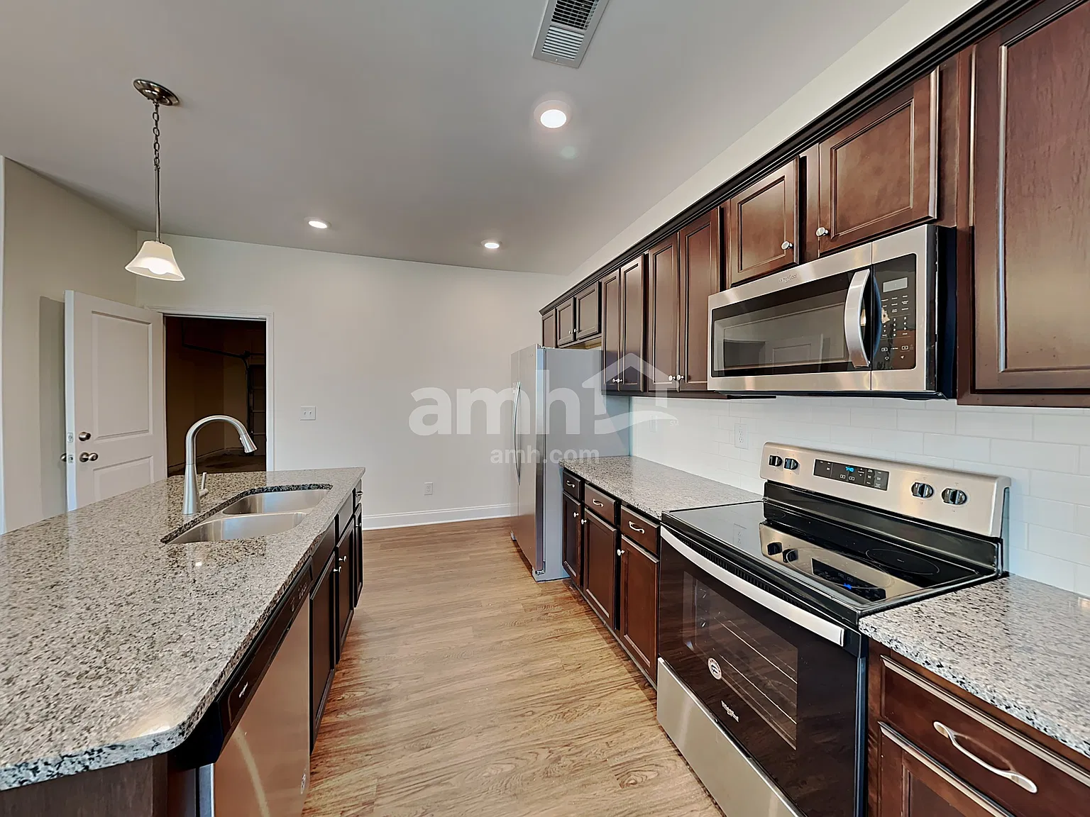 3 bed, 2.5 bath, 1891 sqft, $2,105 — Photo 3