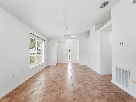 3rd image of 933 Pecan St