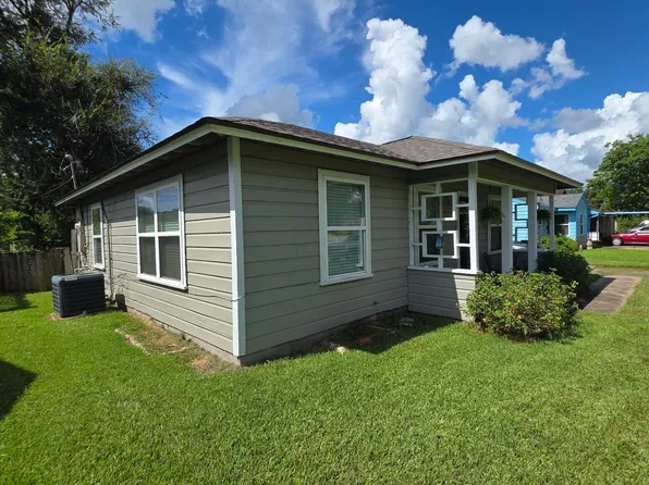 1208 Chevy Chase Dr, Angleton, TX 77515