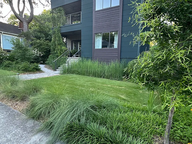 1070 Kirkwood Ave SE — Photo 3