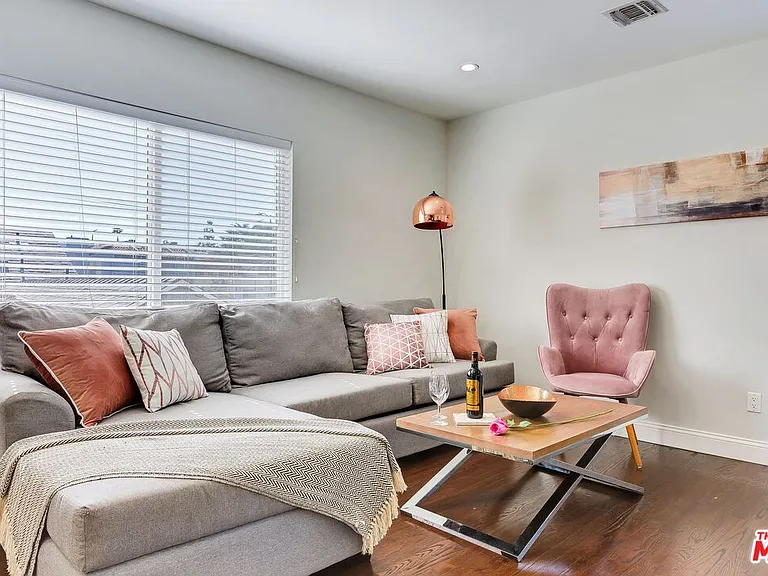 4411 Irvine Ave — Photo 6