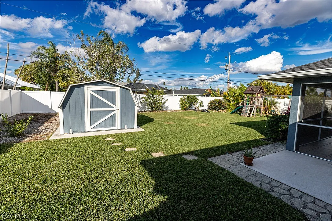 3 bed, 2.0 bath, 1418 sqft, $2,400 — Photo 2