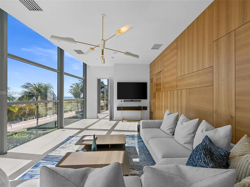 5875 Collins Ave #401