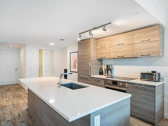 3rd image of 650 NE 32nd St Unit 702