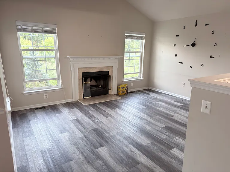 921 Bentley Ct — Photo 6