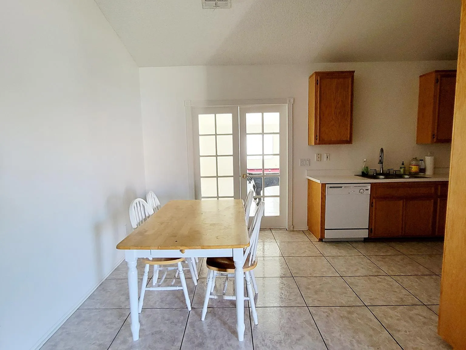 3 bed, 2.5 bath, 1700 sqft, $2,150 — Photo 4