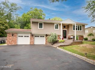 6 Bunker Hill Dr, Manalapan, NJ 07726