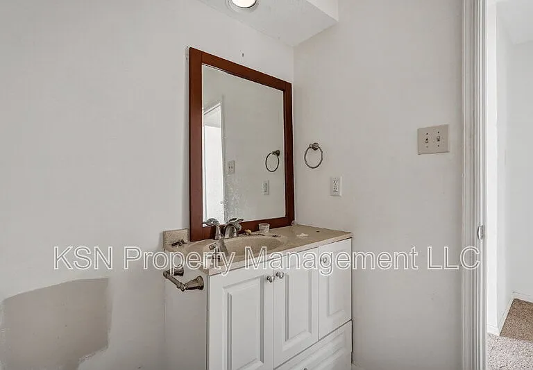 2220 E Victory Dr #24 — Photo 15