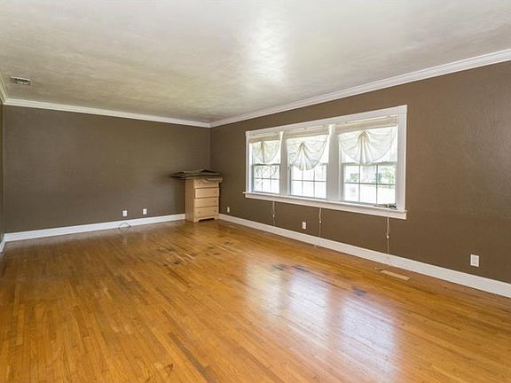 2nd image of 680 Avenue E SE