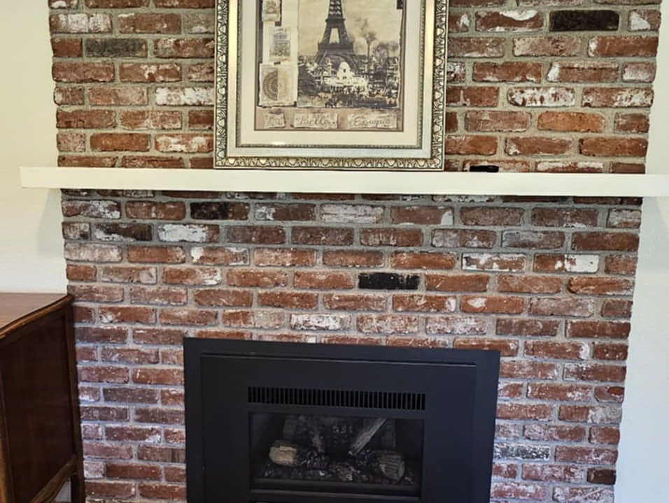 Gas burning fireplace, with remote control