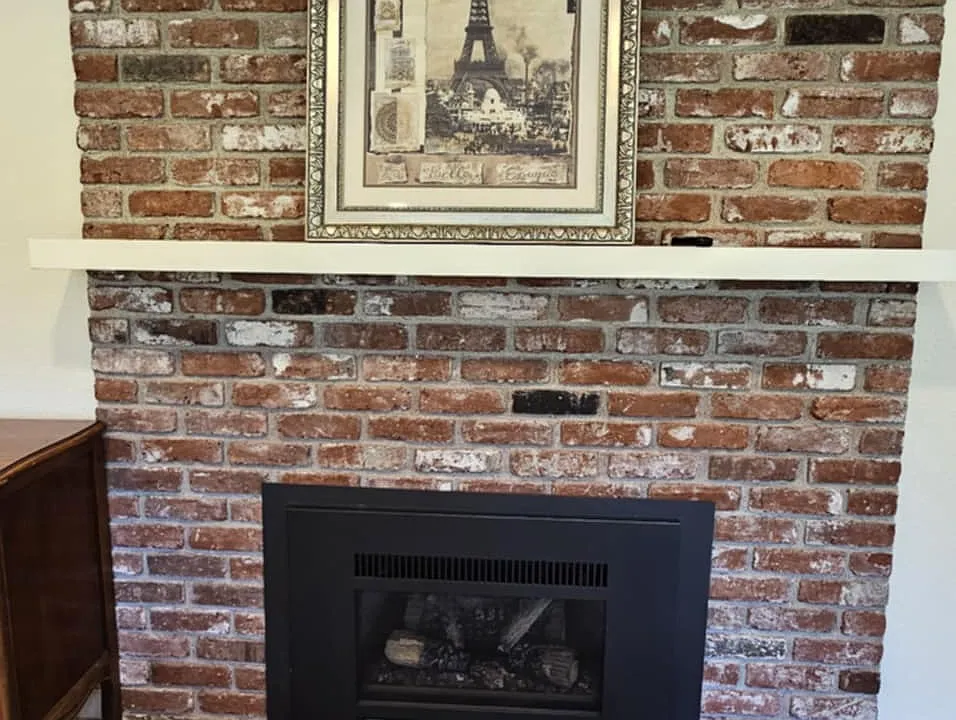 Gas burning fireplace, with remote control