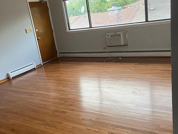 3rd image of 118 N Waller Ave