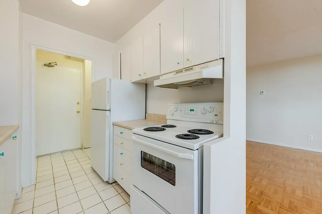 10 Huntley St — Photo 4