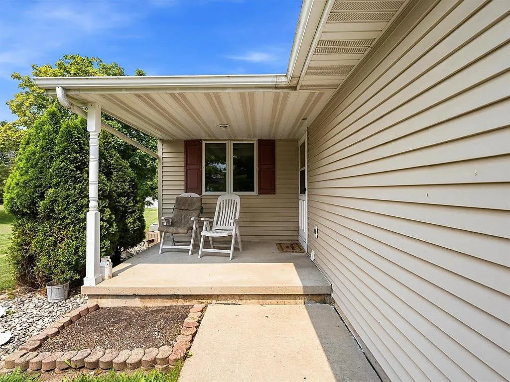 3 bed, 2044 sqft, $1,995 — Photo 2