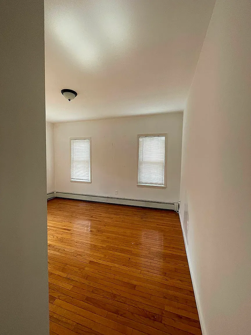 21-83 Steinway Street — Photo 4