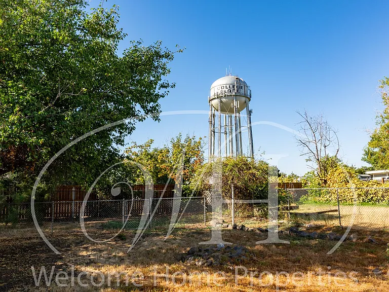 320 SE 4th St — Photo 28