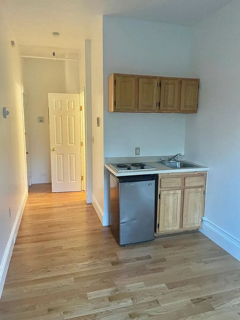 Bright Beacon St. Studio Heat & Hot Water Included | LL Paying Broker Fee — Photo 2