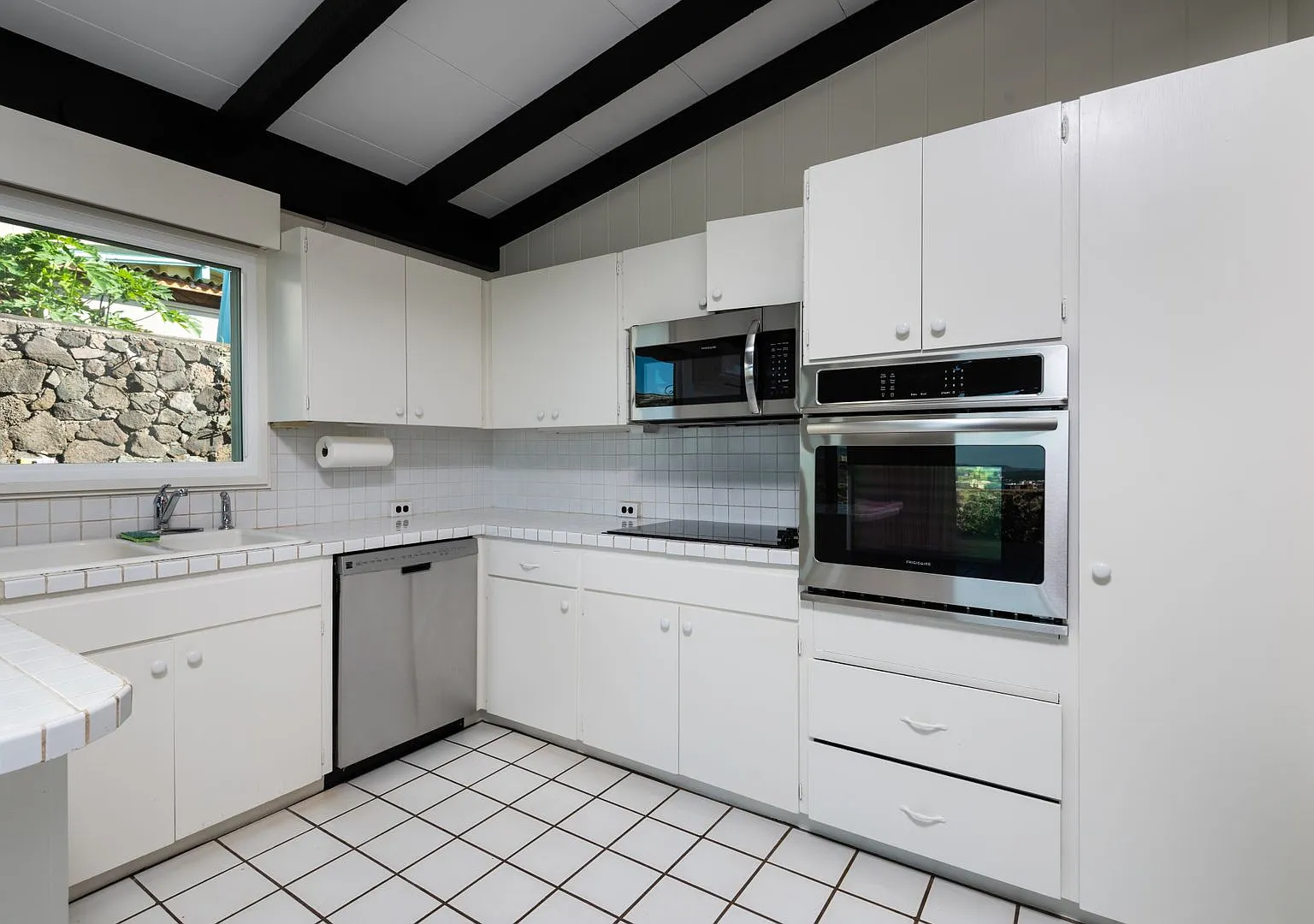 Spacious 3 bed/2 bath Single Level Family Home in Aiea Heights — Photo 4