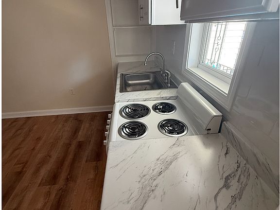 4th image of 586 W Main St