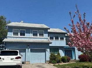 204 Carnation Dr, Farmingdale, NY 11735