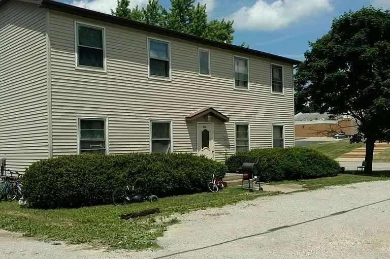 E Pine St — Photo 1