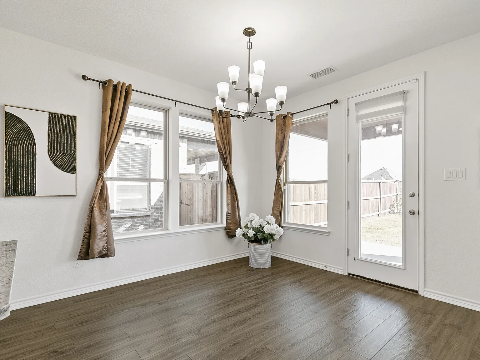 4 bed, 2614 sqft, $3,599 — Photo 4