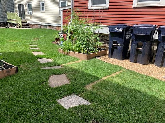 Grassy shared back yard - perfect for entertainment!