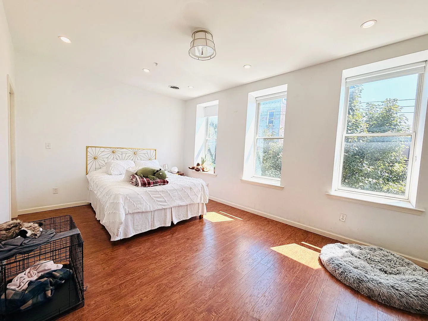 HUGE 2 Bedroom + Bonus Room + HUGE Deck + Covered Parking — Photo 3