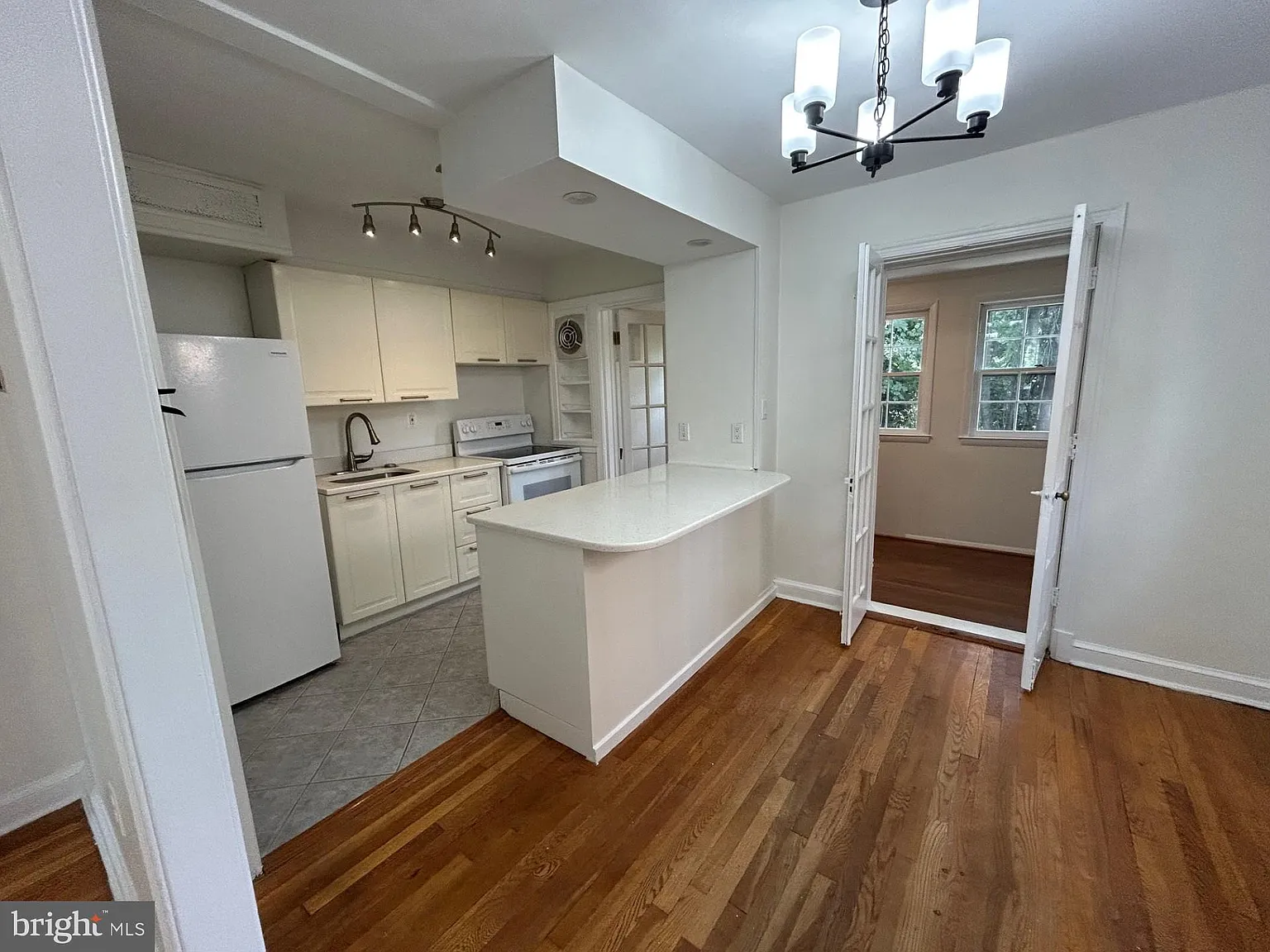 3 bed, 2.0 bath, 1460 sqft, $4,400 — Photo 4