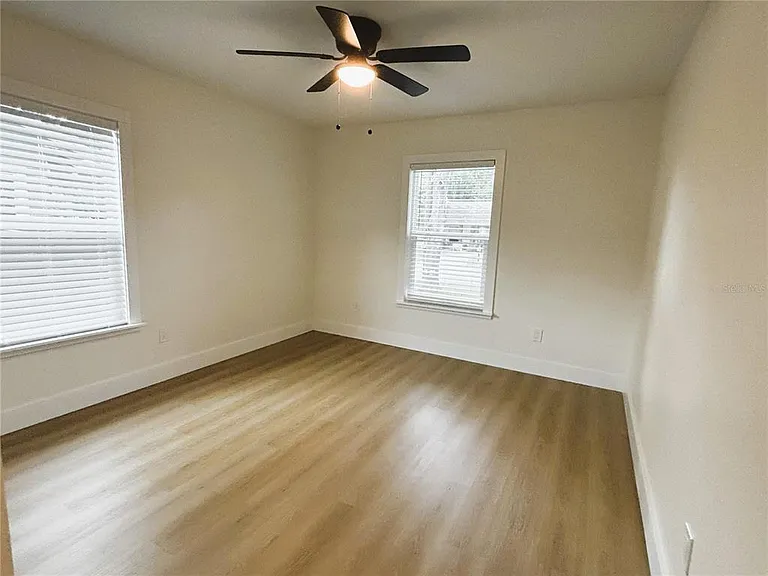220 W North St — Photo 8