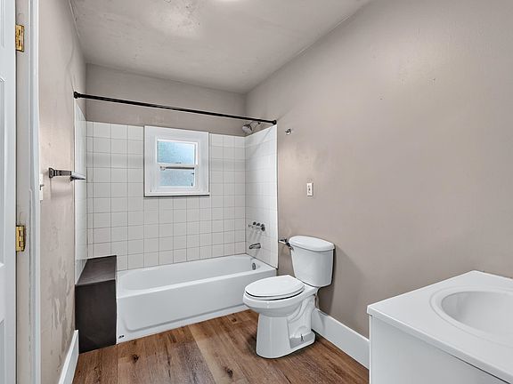 4th image of 829 E Crown Ave