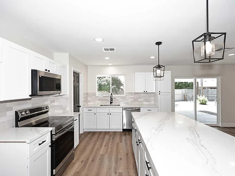 10537 W La Jolla Dr — Photo 10