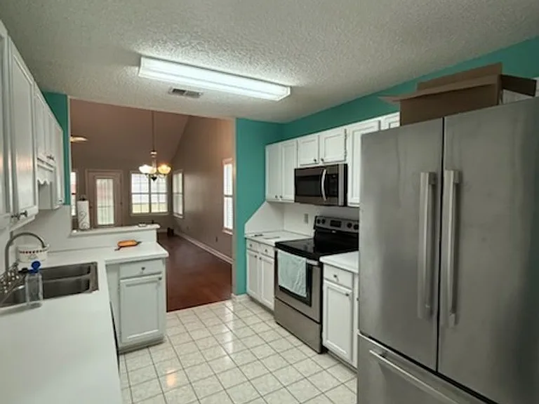 1325 Parkwood Dr — Photo 5