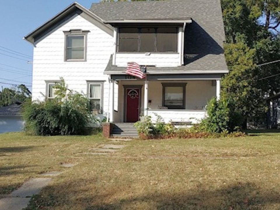 2nd image of 104 E Burbank St