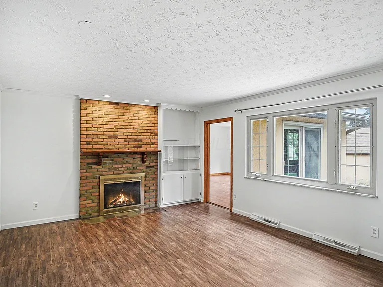 898 Havendale Dr — Photo 3
