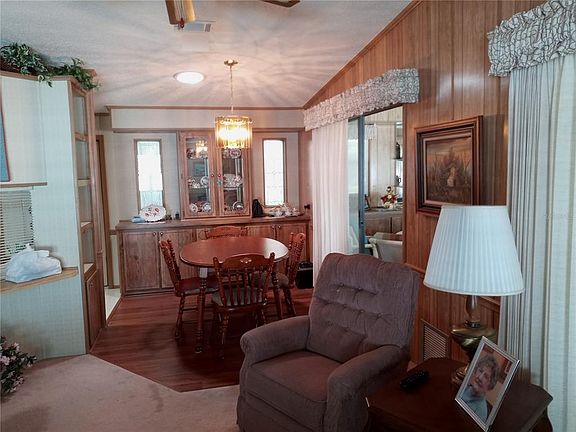 3rd image of 801 Camelia Ct