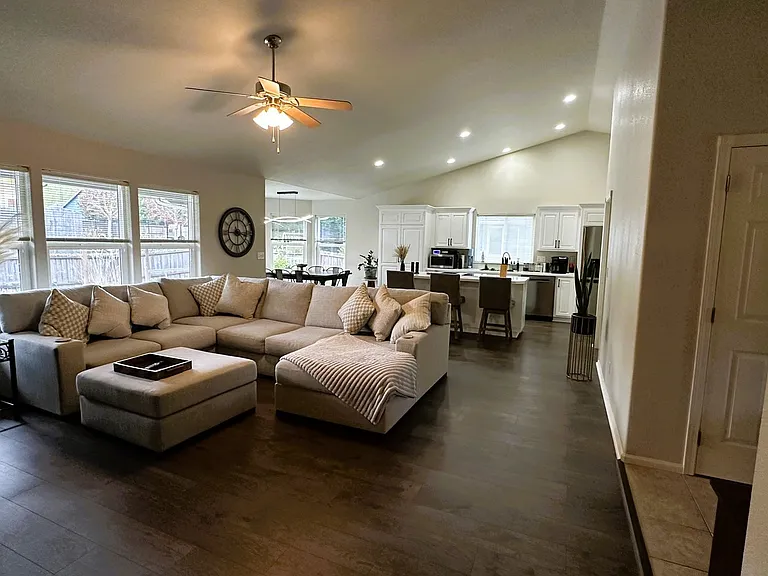 2409 SE Chinaberry Ave — Photo 4