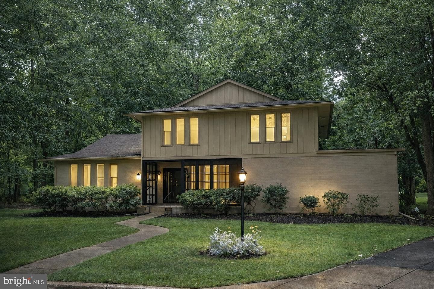 712 Loch Ness Cir